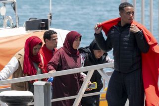 Deset dní na moři, půl roku v táboře. Migranti věří v přesun do Evropy - Seznam Zprávy